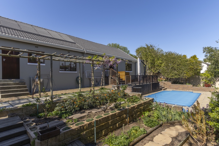 To Let 4 Bedroom Property for Rent in Die Wingerd Western Cape